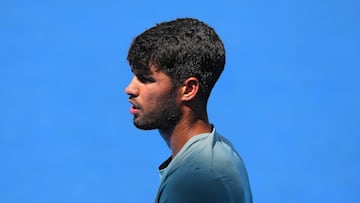 MASON, OHIO - AUGUST 18: Carlos Alcaraz of Spain walks across the court during the men's singles final match against Jannik Sinner of Italy during Day 12 of the Cincinnati Open at the Lindner Family Tennis Center on August 18, 2025 in Mason, Ohio. Dylan Buell/Getty Images/AFP (Photo by Dylan Buell / GETTY IMAGES NORTH AMERICA / Getty Images via AFP)