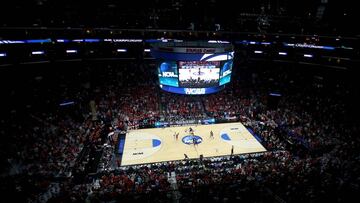 LOS ANGELES, CA - MARCH 28: A general view duirng the opening tip to start the West Regional Final of the 2015 NCAA Men's Basketball Tournament at Staples Center on March 28, 2015 in Los Angeles, California. Maxx Wolfson/Getty Images/AFP
== FOR NEWSPAPERS, INTERNET, TELCOS & TELEVISION USE ONLY ==