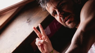Aymar Navarro haciendo el símbolo de la victoria durante la recuperación de su lesión de rodilla