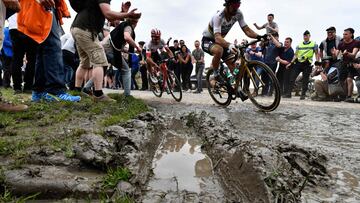 Peter Sagan y Sylvan Dillier ruedan durante uno de los tramos de pavés con barro durante la disputa de la París-Roubaix 2018.