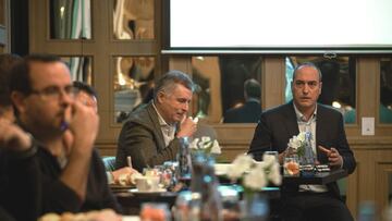 Servando Revuelta, presidente de la Asobal, a la derecha de la imagen.