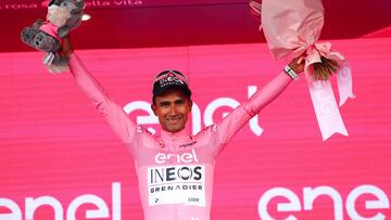 Jhonatan Narváez, en el podio de Turín con la maglia rosa.