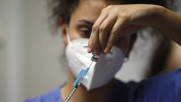 Una enfermera prepara la vacuna Pfizer-BioNtech contra el COVID-19 antes de administrársela a un profesional sanitario en el Hospital Son Espases de Palma.