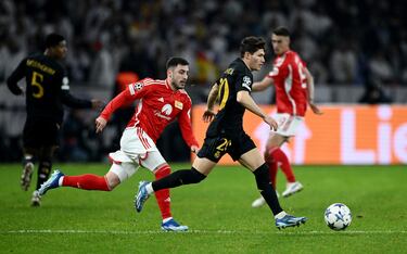 Fran García avanza con el balón mientras le persigue Josip Juranovic.