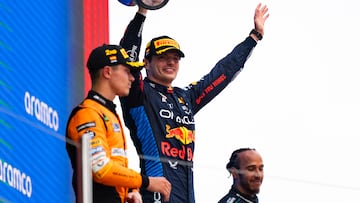 MONTMELÓ (BARCELONA), 23/06/2024.- El piloto neerlandés Max Verstappen (c), del equipo Oracle Red Bull Racing, celebra la victoria en el Gran Premio de España de Fórmula 1. EFE/ Siu Wu