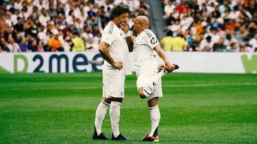 Iván Campo y Roberto Carlos durante el partido benéfico de leyendas XII Corazón Classic Match Real Madrid-Borussia Dortmund.