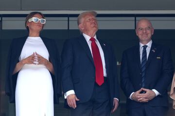 El presidente de Estados Unidos, Donald Trump, acompañado de la primera dama, Melania Trump, y el presidente de la FIFA, Gianni Infantino, durante la final de la Copa Mundial de Clubes FIFA 2025 en el MetLife Stadium de East Rutherford, New Jersey. (Luke Hales/Getty Images/AFP)