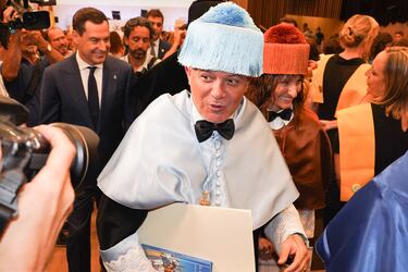 El artista ha recibido esta distinción de la Universidad de Cádiz como reconocimiento a su "permanente labor de embajada y subrayar el valor de una indiscutible trayectoria internacional que te ha encumbrado como uno de los músicos en lengua castellana más relevantes, premiados e influyentes".