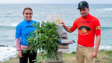 Los dos surfistas canarios, ganadores en Tapia de Casariego (Asturias) posan junto al monumento a Peter Gulley.