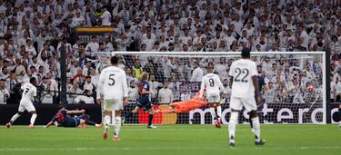 4-0. Centro de Luka Modric para la carrera de Vinicius al espacio, dribla a su marcador y con la derecha, saca un potente disparo al palo izquierdo de Janis Blaswich y anotar el cuarto.
