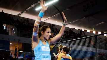 Gemma Triay en primer plano, y detrás el abrazo de Bea y Delfi.