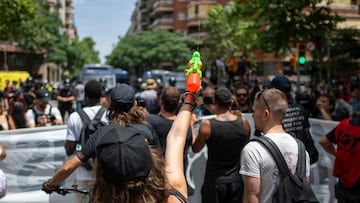 Varias personas con pistolas de agua durante una manifestación contra la masificación turística, a 15 de junio de 2025, en Barcelona, Catalunya (España). La concentración se ha convocado bajo el lema ‘El turismo nos roba pan, techo y futuro. ¡Decrecimiento turístico ya!’ para protestar contra el turismo masivo.
15 JUNIO 2025;TURISMO;MASIFICACIÓN;PROTESTA;MANIFESTACIÓN
Lorena Sopêna / Europa Press
15/06/2025