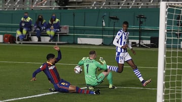 Ter Stegen le detiene un mano a mano a Isak.