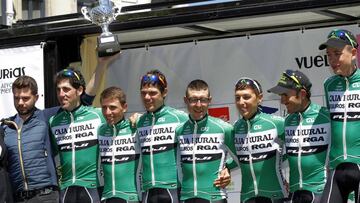 Varios de los ciclistas del equipo Caja Rural, invitado a la Vuelta a España, en el podio de la Vuelta Asturias que ganó su corredor Hugh Carthy.