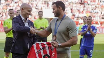 GIJÓN, 07/09/2024.-El piragüista olímpico Saúl Craviotto con su medalla de Bronce en los juegos de París 2024, recibe la camiseta del Sporting de manos del presidente ejecutivo David Guerra, antes del primer derbi regional de la temporada entre el Sporting de Gijón y el Real Oviedo, partido correspondiente a la cuarta jornada de la Liga Hypermotion, este sábado en el estadio de El Molinón.- EFE/Paco Paredes