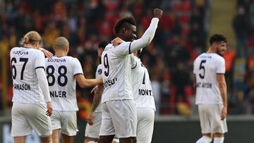 Mario Balotelli, jugador del Adana Demirspor, celebra un gol con sus compañeros.