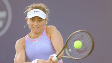 Paula Badosa devuelve una bola ante la rusa en la semifinal del Torneo de San José