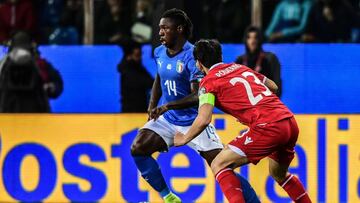 Italy's forward Moise Kean (Rear) outruns Liechtenstein's midfielder Michele Polverino during the Euro 2020 Group J qualifying football match Italy vs Liechtenstein on March 26, 2019 at the Ennio-Tardini stadium in Parma. (Photo by Miguel MEDINA
