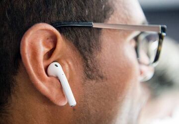 Apple wireless AirPods are tested during a media event at Bill Graham Civic Auditorium in San Francisco, California on September 07, 2016. / AFP PHOTO / Josh Edelson