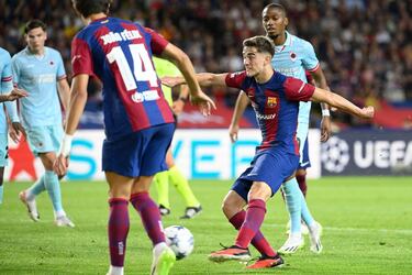 4-0. Gavi caza un balón dentro del área belga y chuta con la izquierda para anotar el cuarto tanto azulgrana.