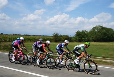 Pepijn Reinderink, Nicolas Vinokourov , Joel Nicolau, Koen Bouwman, Alessandro Verre y Hugo De La Calle durante la primera etapa de La Vuelta a España 2025.