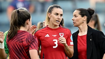 Gemma Evans y la entrenadora Rhian Wilkinson conversan durante un partido.