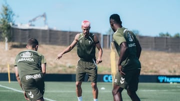 Óscar Mingueza, con el balón, durante un entrenamiento del Celta
