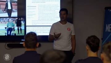 Míchel se inspira en la Ley ELA en su emotivo discurso previo al estreno del Girona en Champions