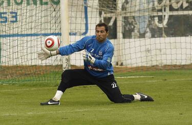 Cancerbero histórico del Tenerife, club con el que lograba dos ascensos a Primera División y uno a Segunda División (también ha defendido los colores del Hércules, Numancia, Cádiz, Marino y Club Atlético San Juan), en 2005 se le diagnosticó una alteración anatómica testicular, y poco después se le volvía a reproducir el tumor testicular, siendo sometido a sesiones de quimioterapia y superando el cáncer en dos ocasiones. 