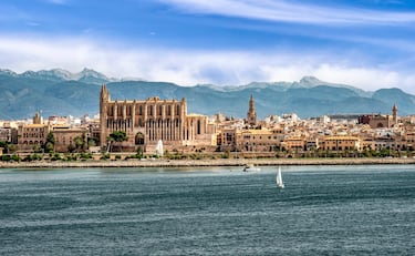 En la foto, vista de la ciudad de Palma de Mallorca desde el mar, destacando en primer plano su hermosa catedral. Ciudad y puerto de Palma de Mallorca.