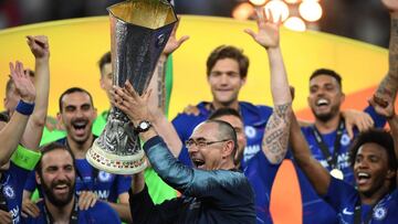 Sarri copn la copa de la Europa League.