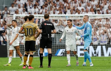 Tremenda ovación de la afición a Lucas Vázquez en su cambio en el último partido en el Bernabéu.