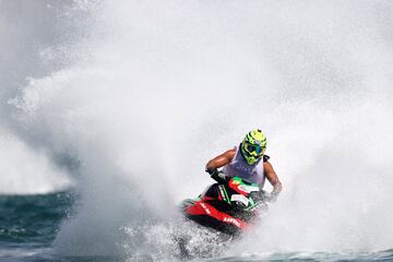 Este fin de semana tiene lugar en Dubai el Campeonato Internacional de Aquabike de Emiratos Árabes Unidos, una prueba que combina velocidad, habilidad, acrobacias casi imposibles y adrenalina a partes iguales sobre motos de agua. En la imagen el piloto local Rashed Al Tayer, durante un momento de la competición.