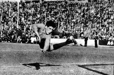 El guardameta argentino, que llegó a Madrid en 1957 y se mantuvo hasta 1962 -año en el que regresó a River Plate-, disputó 85 partidos en el club blanco, además de 21 con la selección albiceleste. Con su casi 1,90 metros de altura, Rogelio pasó por clubes como Nacional, Vélez, Racing de Avellaneda o Flamengo, donde se retiró en la temporada 1969-1970. Falleció el 23 de julio de 2004 a los 73 años.
