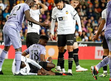 Aurelien Tchouameni cae, de manera accidental, encima de la pierna derecha del jugador del Valencia, doblando de manera antinatural la articulacion del defensa guineano.