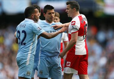 En mayo de 2012, el día del agónico final de la Premier League que dió el título al Manchester City con un tardío gol del “Kun” Agüero, Joey Barton protagonizó una bochornosa secuencia de acciones en las que agredió hasta a 3 futbolistas del conjunto ‘sky blue’. Le propinó un codazo en la cara a Carlos Tevez, una patada al “Kun” y un cabezazo al zaguero del City, Vincent Kompany. Como consecuencia de este suceso, la FA decidió sancionar a Barton con 12 partidos además de multarlo con 75 mil libras. Por su parte el Queens Park Rangers decidió retirarle la capitanía y 6 semanas de sueldo.