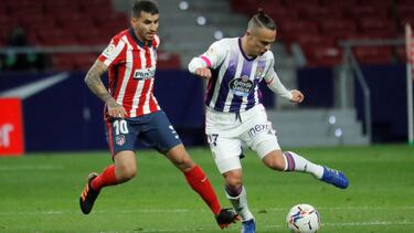 MADRID, 05/12/2020.- El delantero argentino del Atlético de Madrid Ángel Correa (i) persigue a Roque Mesa, del Real Valladolid, durante el partido de LaLiga Santander que se disputa este sábado en el estadio Wanda Metropolitano. EFE/E