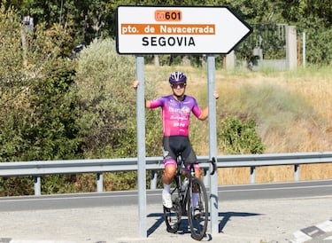 El pie de puerto es justo tras una rotonda con un letrero que indica la dirección hacia Navacerrada y Segovia por la M601. Es, prácticamente, una ascensión partida en dos: la primera, más habitual, hasta Navacerrada, clásica en otras Vueltas. Después, giro a la derecha y ascenso a la exigente Bola del Mundo.