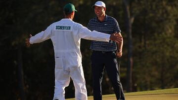 Scottie Scheffler, con su caddie Ted Scott.