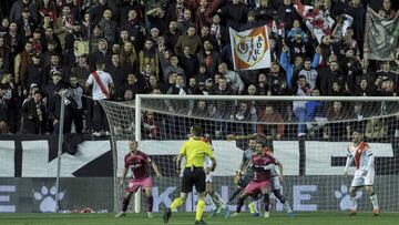 Zozulia, durante una acción del Rayo-Albacete, frente al fondo donde se ubica Bukaneros, desde donde se originaron los cánticos que provocaron la suspensión del partido.