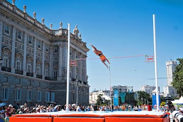 La Plaza de Oriente acogió ayer las pruebas de salto con pértiga de la Primera División del Europeo por países de atletismo que se disputa en Madrid. En la imagen, la española Mónica Clemente en su salto de 4,30 metros, con la majestuosa fachada del Palacio Real de fondo. Sin duda, un escenario imponente que dio atractivo a la competición.