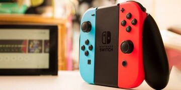 Mandos Joy-Con de Nintendo Switch acoplados al llamado Joy-Con Grip