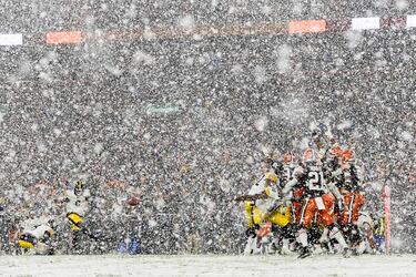 Todavía en el tercer cuarto, la nevada era tan grande, que hacía perder visibilidad en el estadio. Además de añadir la dificultad al juego.