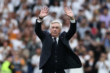 Emocionante despedida de la afición en el Bernabéu a Carlo Ancelotti. 