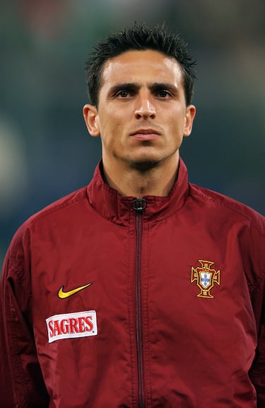 El defensa central pasó por equipos como el VfB Stuttgart, Galatasaray Spor Kulübü, FC Zenit o el Real Zaragoza.  Ha sido internacional con la selección de fútbol de Portugal en 54 ocasiones. Fue convocado para el Mundial 2006 y para la Eurocopa de 2004 y de 2008.