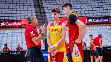 Sergio Scariolo da instrucciones a Mario Saint-Supèry y Sergio de Larrea, los dos bases de 19 años de España.