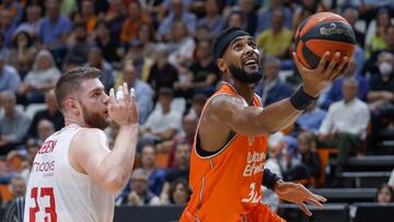 VALENCIA, 22/10/2023.- El pívot estadounidense del Valencia Basket Brandon Davies (d) supera al pívot lituano del Baxi Manresa Martynas Geben durante el partido de la liga ACB de baloncesto disputado este domingo en la Fuente de San Luis. EFE/ Miguel Ángel Polo