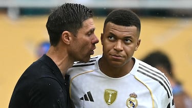 Xabi Alonso dialoga con Mbappé.