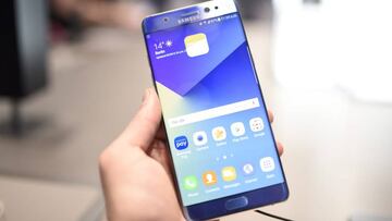 ALE60 BERLÍN (ALEMANIA) 02/09/2016.- Una persona sujeta un móvil Samsung Galaxy Note 7 durante la feria IFA en Berlín, Alemania, hoy, 2 de septiembre de 2016. Samsung Electronics suspendió hoy las ventas y anunció una revisión en todo el mundo del Galaxy Note 7, su recién lanzado "phablet" de alta gama, por la presencia de baterías defectuosas que llegaron a causar igniciones en algunos terminales. EFE/Jannis Mattar