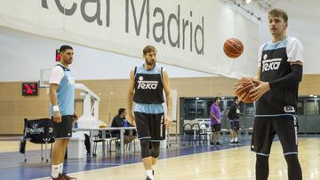 Luka Doncic, Andres Nocioni y Gustavo Ayón, durante un entrenamiento del Real Madrid durante la temporada 2016-17